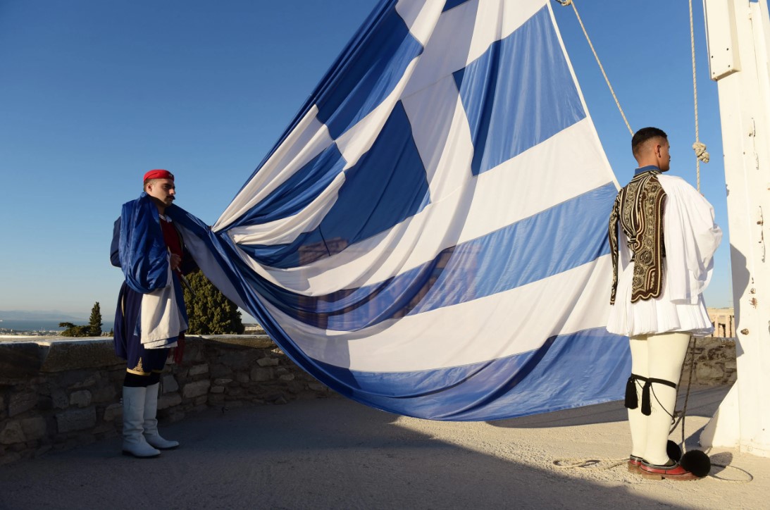 Συγκίνηση στην τελετή έπαρσης της ελληνικής σημαίας στην Ακρόπολη