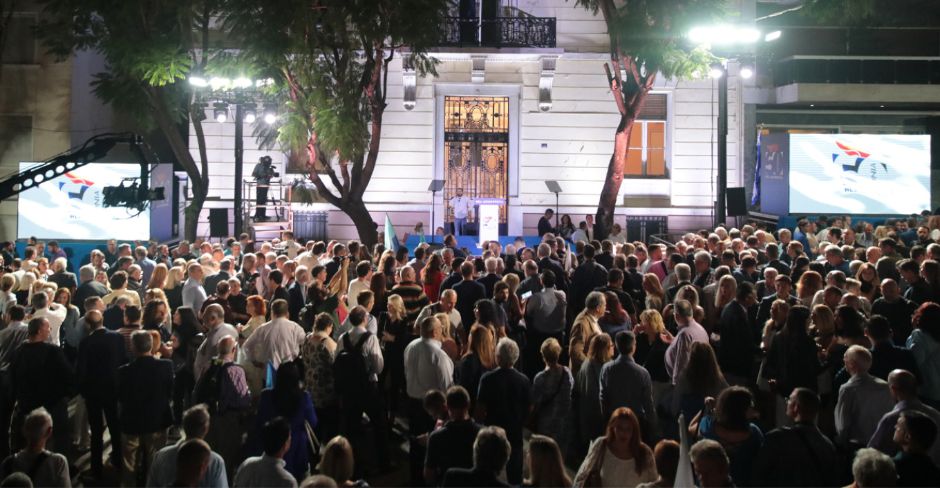 Street party διοργανώνει η Νέα Δημοκρατία στην ιστορική της έδρα, στην οδό Ρηγίλλης για τη συμπλήρωση 50 χρόνων ζωής. Ο Πρόεδρος του κόμματος και πρωθυπουργός Κυριάκος Μητσοτάκης θα απευθήνει σε λίγη ώρα ομιλία για τα γενέθλια της γαλάζιας παράταξης, μπροστά από το νεοκλασσικό κτίριο που επί δεκαετίες φιλοξένησε τα γραφεία της Νέας Δημοκρατίας. Η εκδήλωση θα ξεκινήσει με την προβολή στις γιγαντοοθόνες ενός επετειακού βίντεο για την ιστορία του κόμματος το οποίο περιέχει σημαντικές στιγμές και πρόσωπα, από τ