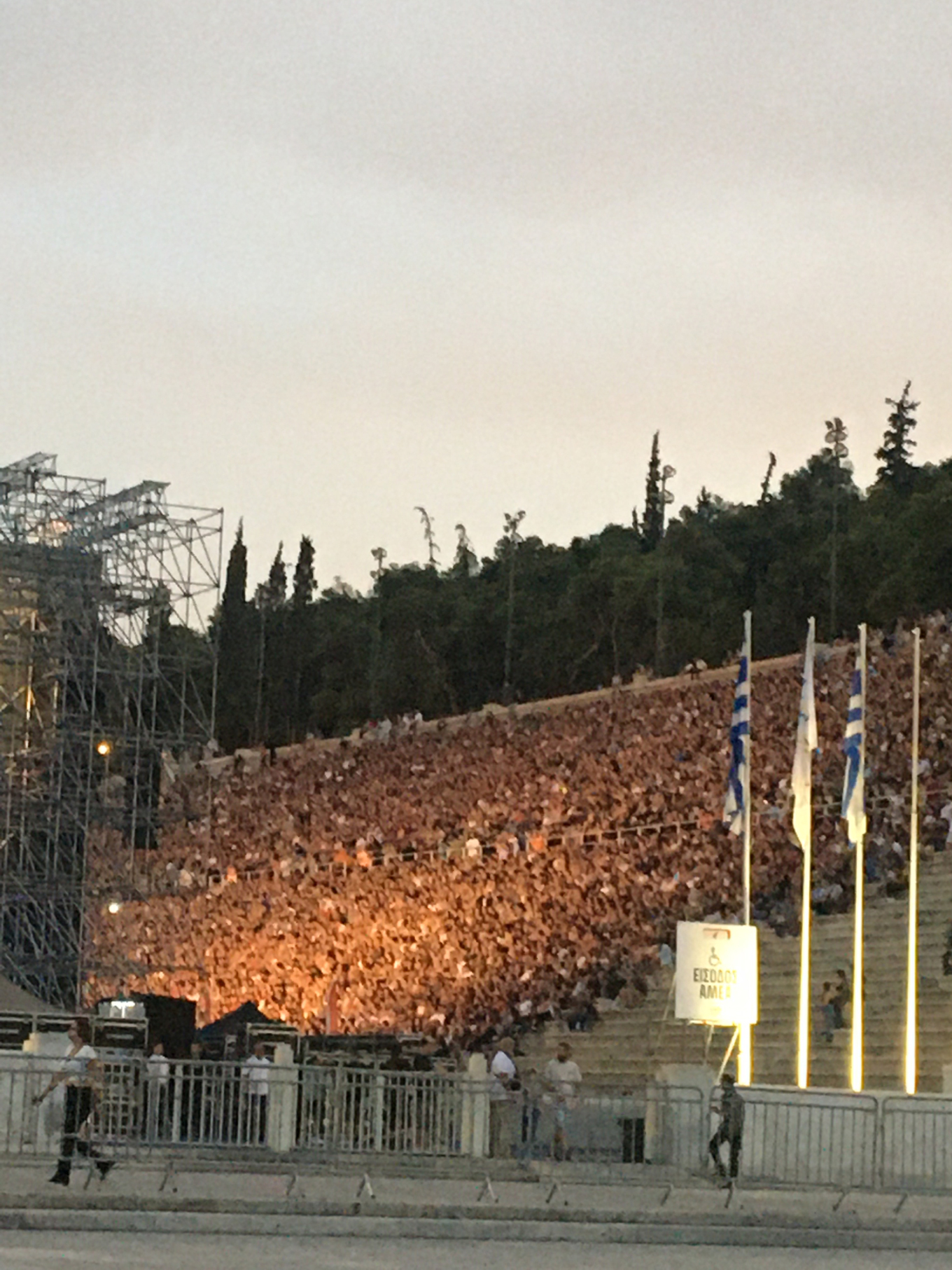 Πλήθος κόσμου στο Καλλιμάρμαρο για τη μεγάλη συναυλία για τα Τέμπη