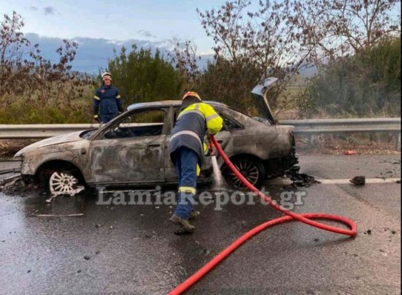 Αυτοκίνητο τυλίχτηκε στις φλόγες στην εθνική οδό Λαμίας – Θεσσαλονίκης