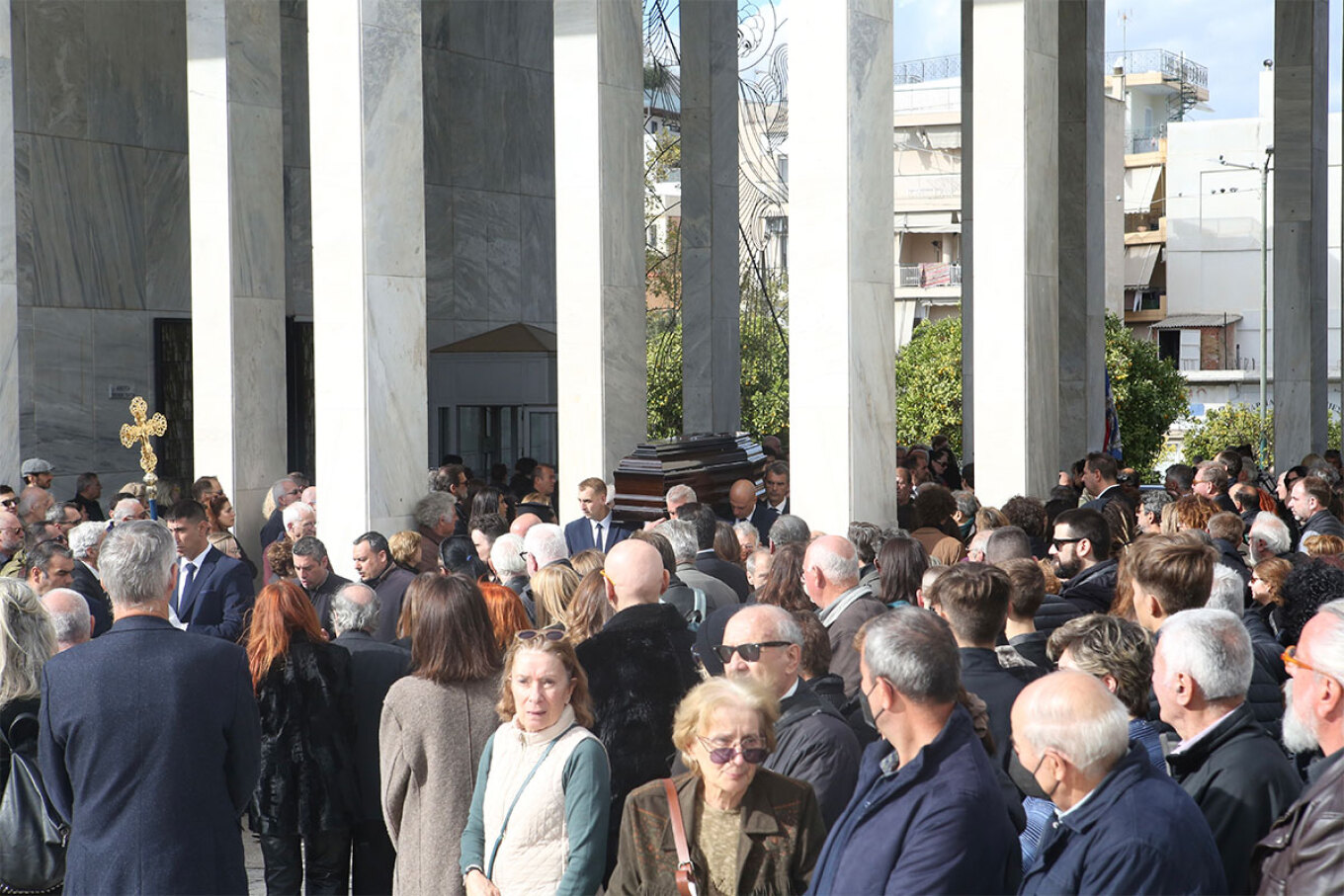 Θλίψη στο τελευταίο «αντίο» στον Μανούσο Μανουσάκη 