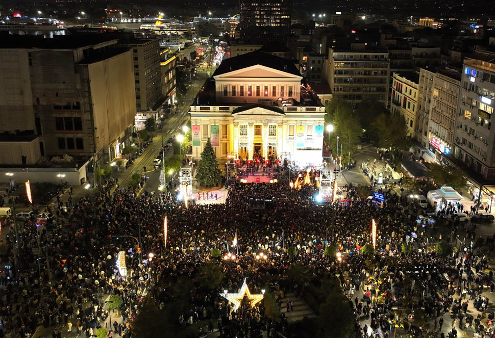 Πλήθος κόσμου στη χριστουγεννιάτικη φιέστα για τη φωταγώγηση του δέντρου στον Πειραιά