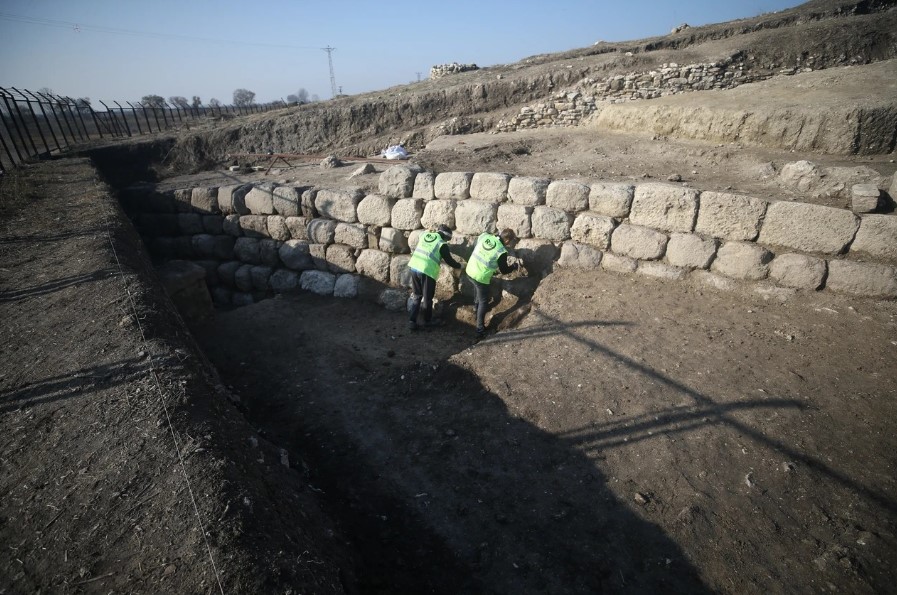 Στο φως εντυπωσιακό τείχος 2.700 ετών