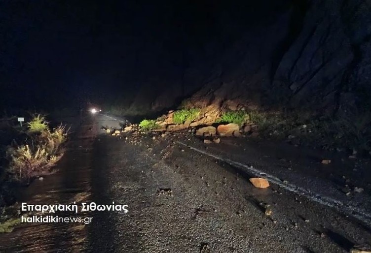 Χαλκιδική: Απεγκλωβίστηκε ζευγάρι ηλικιωμένων – Κατολισθήσεις στη Σιθωνία 