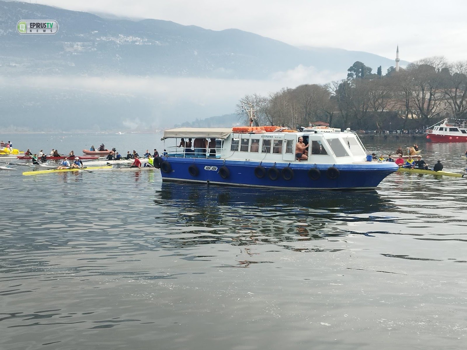 Ιωάννινα: Μια 12χρονη έπιασε τον Σταυρό στη λίμνη Παμβώτιδα