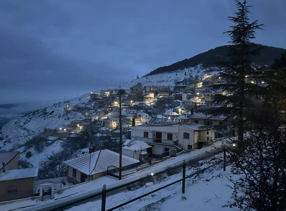 Σε εξέλιξη η χιονόπτωση στα ορεινά της Λάρισας